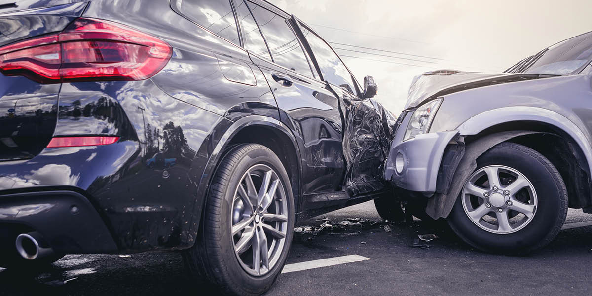 Zwei Autos nach einem Unfall – beide beschädigt.